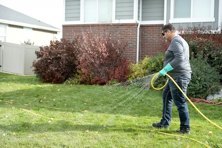 tech-spraying-lawn