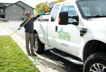 tech-adjusting-hose